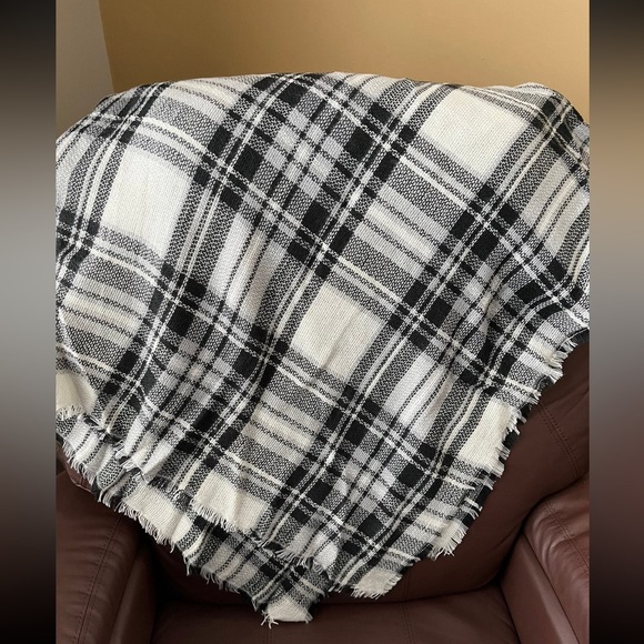 ModCloth black and white scarf wrap - Picture 2 of 3